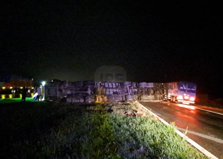 Volcó un camión a la altura de Monje en autopista en medio de la lluvia de anoche