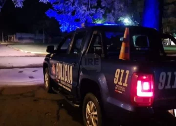 Una mujer apuñaló a un hombre y se quedó sentada a su lado, para entregarse a la policía