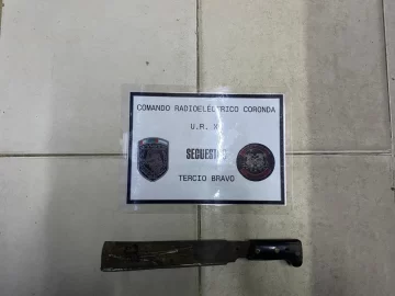 Parecía que habían chocado pero en realidad un motociclista quiso apuñalar a un automovilista