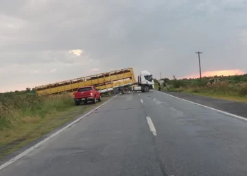 Tres heridos tras un choque entre un camión y un auto en ruta 11