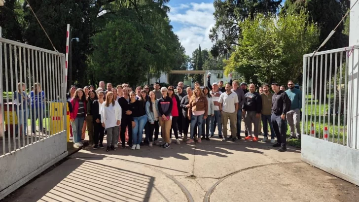 Los trabajadores abrazaron a la colonia, destacaron su valor en la salud regional y denunciaron vaciamiento
