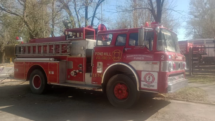 El cuartel de Funes donó una autobomba y apadrinó a los bomberos voluntarios de Maciel