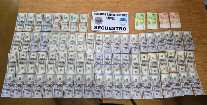Los frenó la policía, quisieron escapar y escondieron un paquete: Habían robado dólares y euros