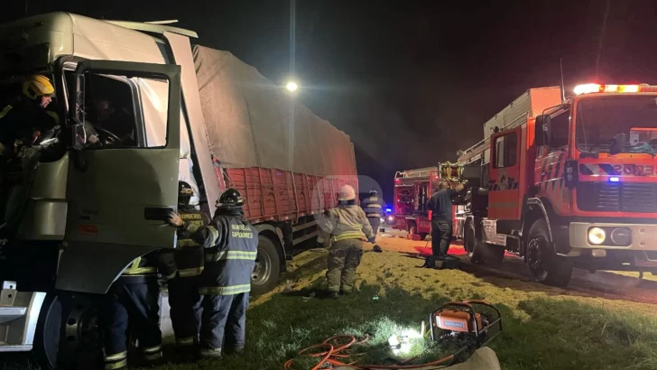 Un abuelo y su nieto quedaron atrapados en un choque entre camiones en La Ribera
