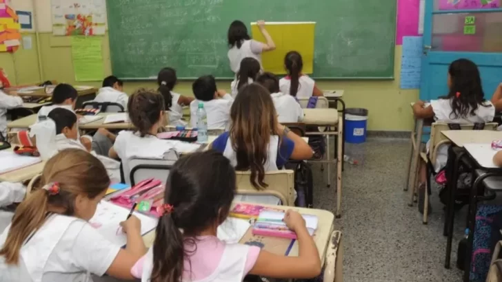 Más de 55 mil docentes santafesinos cobrarán este martes el incentivo del programa Asistencia Perfecta