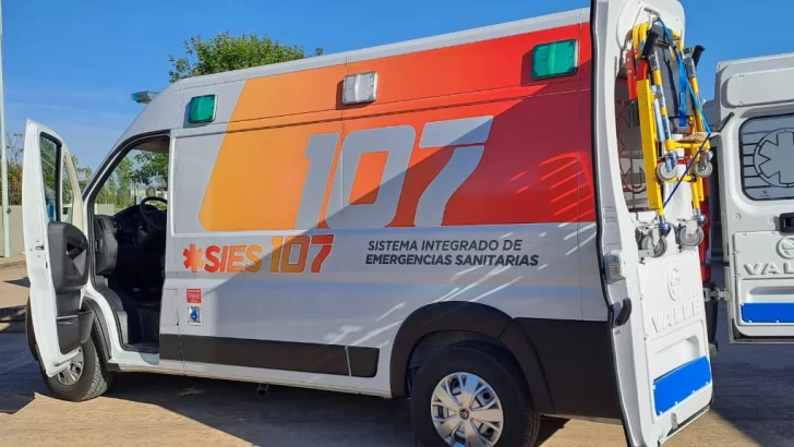 Gálvez recibió una ambulancia para la Federación de Bomberos y un minibús para el Centro de Rehabilitación del Samco