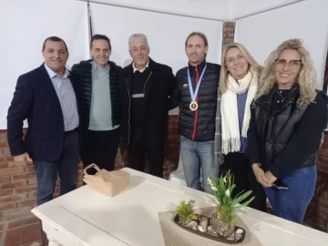 Orgullo de Iriondo: El “Polaco” Bastía recibió una distinción por su ejemplo dentro y fuera de la cancha
