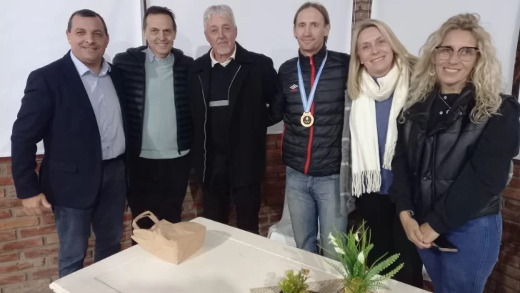 Orgullo de Iriondo: El “Polaco” Bastía recibió una distinción por su ejemplo dentro y fuera de la cancha