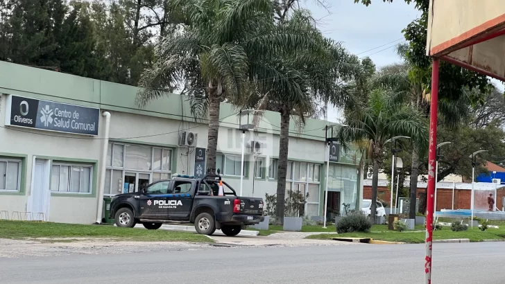 Oliveros: Golpeó a su novia en la plaza e intentó huir de la policía pero quedó detenido