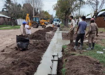 Pueblo Andino retomó las obras del cordón cuneta en el casco “después de diez años”