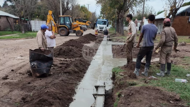 Pueblo Andino retomó las obras del cordón cuneta en el casco “después de diez años”