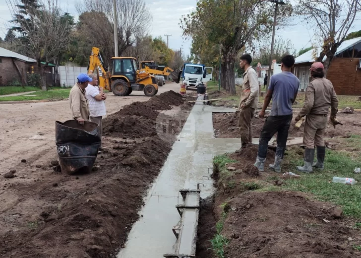 Pueblo Andino retomó las obras del cordón cuneta en el casco “después de diez años”