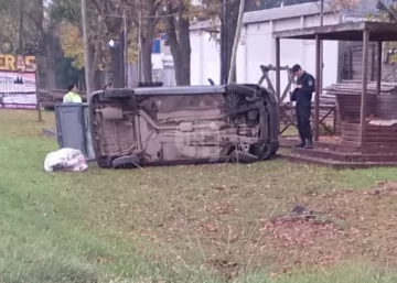 Una Kangoo volcó en Oliveros y hay cuatro trabajadores de Capitán Bermúdez heridos
