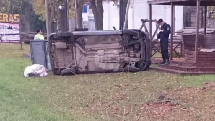 Una Kangoo volcó en Oliveros y hay cuatro trabajadores de Capitán Bermúdez heridos