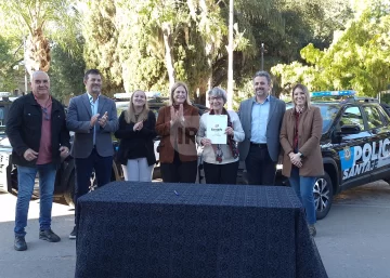 Monje y tres ciudades de San Jerónimo recibieron camionetas cero kilómetro para la policía