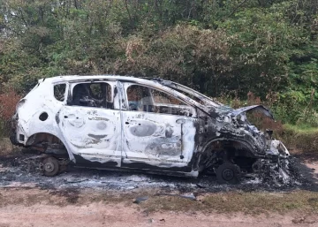 Robaron un auto en una casa de fin de semana de Gaboto y apareció quemado en Oliveros
