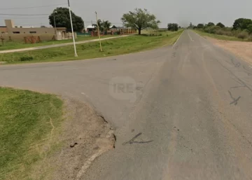 Dos vecinos de Clarke fueron hospitalizados al chocar en moto contra un camión