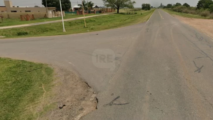 Dos vecinos de Clarke fueron hospitalizados al chocar en moto contra un camión