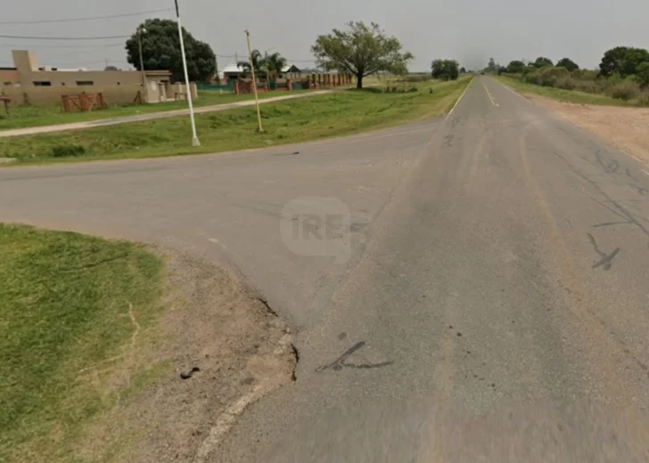 Dos vecinos de Clarke fueron hospitalizados al chocar en moto contra un camión