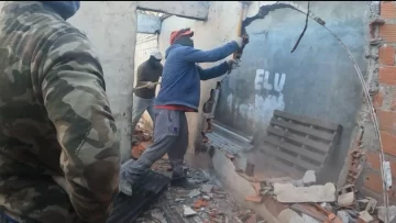 Derribaron un nuevo búnker en Barrio San Sebastian “para tranquilidad a los vecinos”