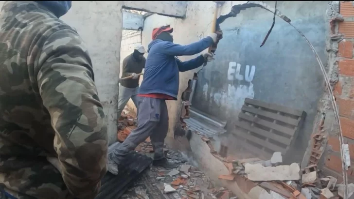Derribaron un nuevo búnker en Barrio San Sebastian “para tranquilidad a los vecinos”