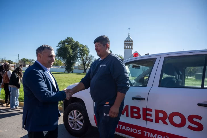 Timbúes celebró el primer año de los bomberos voluntarios con la entrega de una camioneta