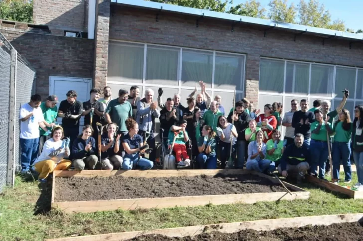 Los jóvenes del Grupo Despertar crearon una huerta orgánica con apoyo de Fundación Cargill