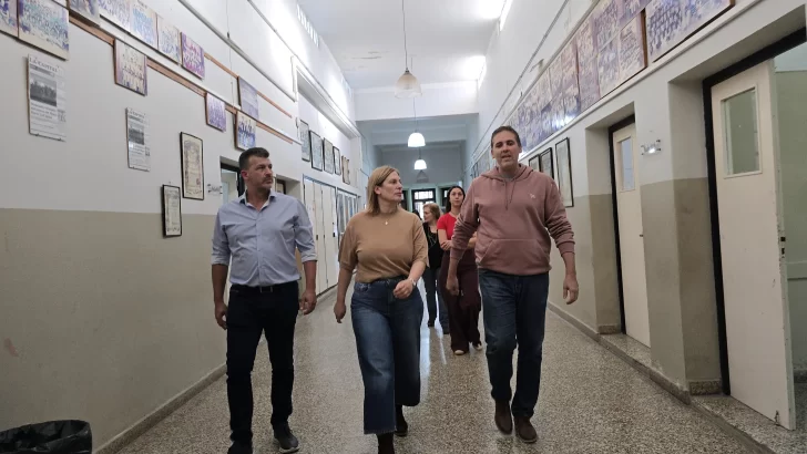 Gisela Scaglia y Leonardo Diana entregaron más de $18 millones a escuelas de Gálvez para obras urgentes de infraestructura