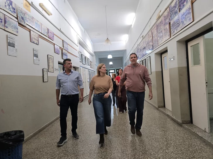 Gisela Scaglia y Leonardo Diana entregaron más de $18 millones a escuelas de Gálvez para obras urgentes de infraestructura