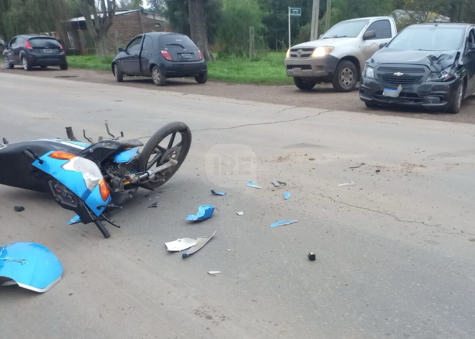 Un auto y una moto chocaron en Oliveros: Dos adolescentes lesionados