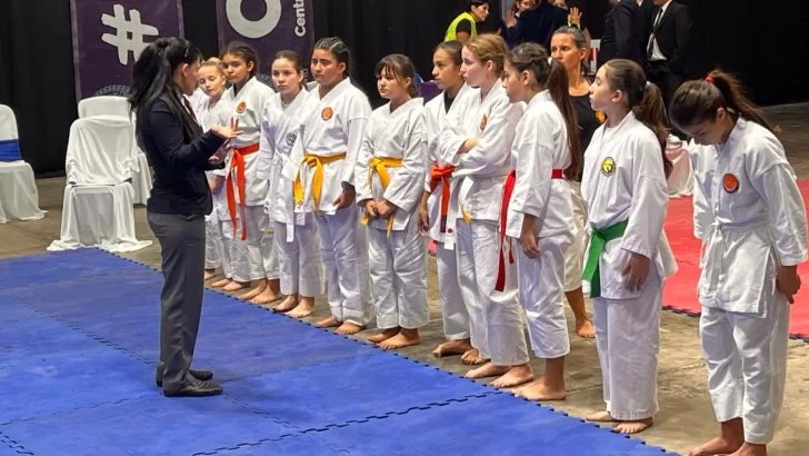 Alumnos de la escuela de Karate de Oliveros lograron 7 medallas de los Juegos Crear