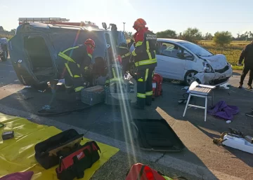 Terrible choque en la autopista a la altura de Capitan Bermudez: Se activó el código rojo