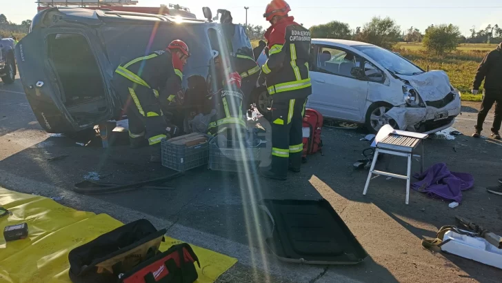 Terrible choque en la autopista a la altura de Capitan Bermudez: Se activó el código rojo