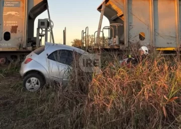 Una familia en auto no vio que venía el tren y una mujer sufrió politraumatismos