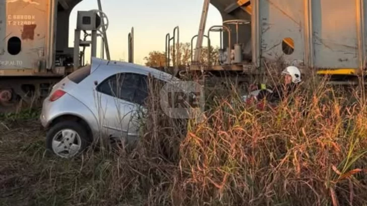 Una familia en auto no vio que venía el tren y una mujer sufrió politraumatismos