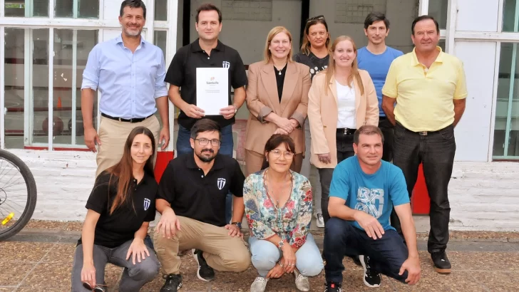 El club Maciel recibió un aporte de $10 millones para sumar obras en su cancha de fútbol