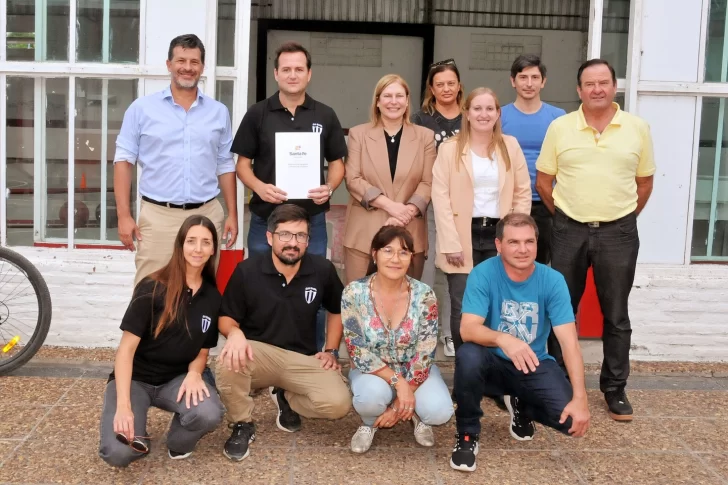 El club Maciel recibió un aporte de $10 millones para sumar obras en su cancha de fútbol