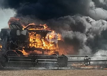 Pérdidas totales: Se prendió fuego una máquina agrícola de una firma de Timbúes en Aldao