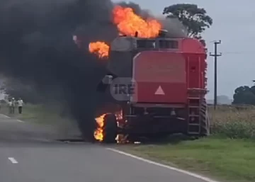 Se incendió una cosechadora de una empresa de Barrancas sobre ruta 65 en Monje