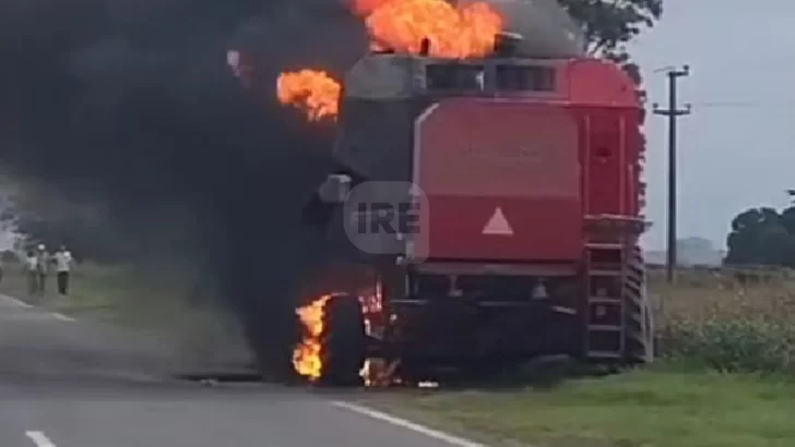 Se incendió una cosechadora de una empresa de Barrancas sobre ruta 65 en Monje