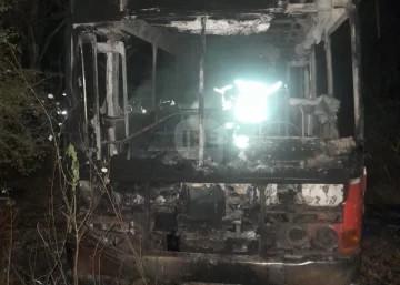 Un colectivo se prendió fuego por completo en un campo de Desvío Arijón