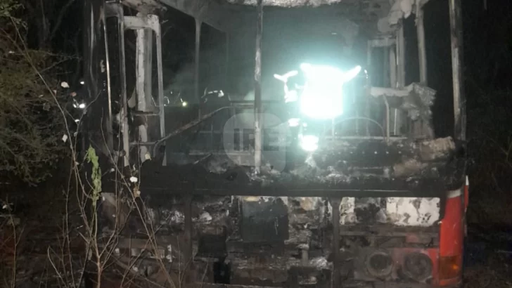 Un colectivo se prendió fuego por completo en un campo de Desvío Arijón