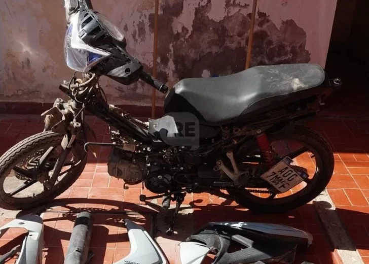 La policía recuperó una moto robada en Puerto Aragón y hay dos menores señalados