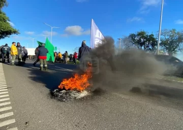 Cortes y demoras por protesta de FESTRAM en la autopista y ruta 11