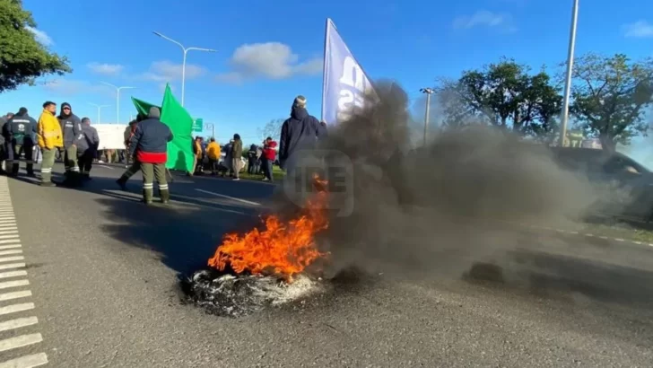 Cortes y demoras por protesta de FESTRAM en la autopista y ruta 11