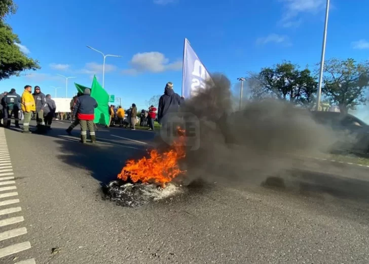 Cortes y demoras por protesta de FESTRAM en la autopista y ruta 11