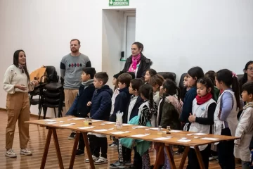 Niños de Timbúes participaron del taller de ciencia divertida “La Molécula Atenta”