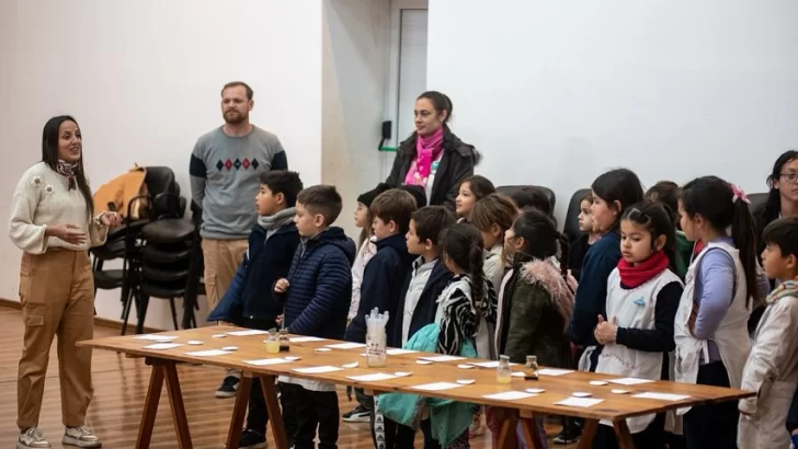 Niños de Timbúes participaron del taller de ciencia divertida “La Molécula Atenta”