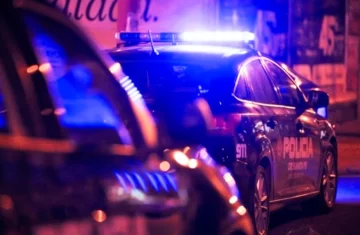Una joven se metió en una casa y apuñaló a un hombre mientras dormía con su pareja