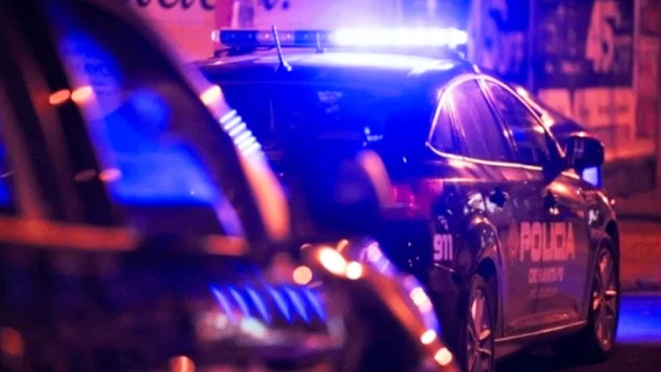 Una joven se metió en una casa y apuñaló a un hombre mientras dormía con su pareja